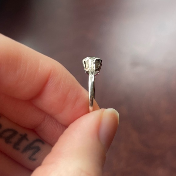Vintage 18K White Gold Art Deco Etched Solitaire Diamond Ring - Picture 4 of 6
